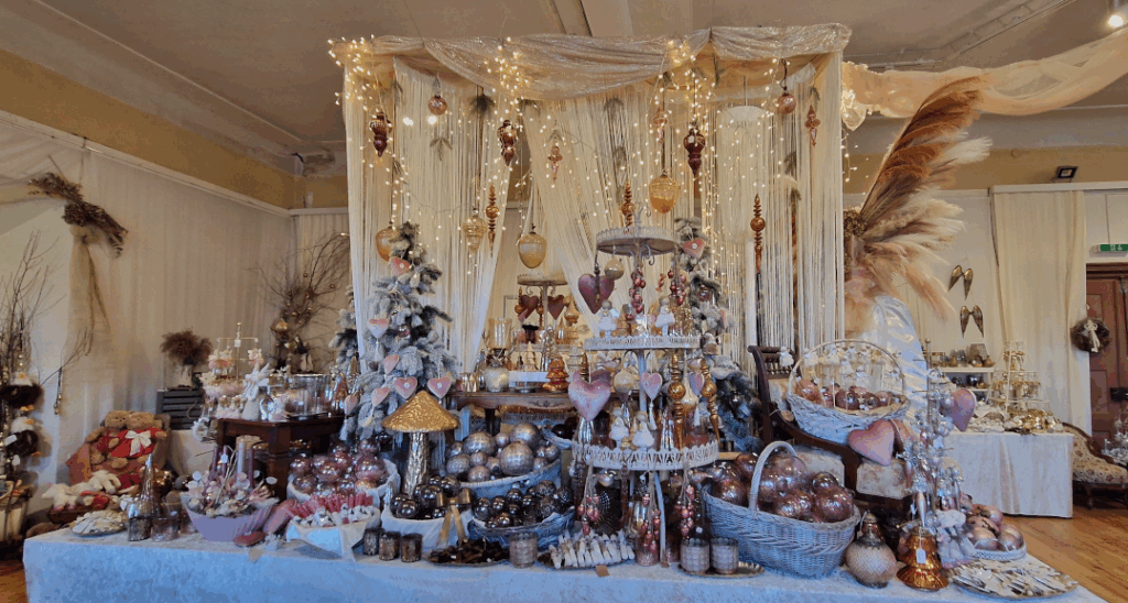 Auf einem Tisch befindet sich eine Vielzahl an Christbaumschmuck, Weihnachtsdekoration und Beleuchtung.
