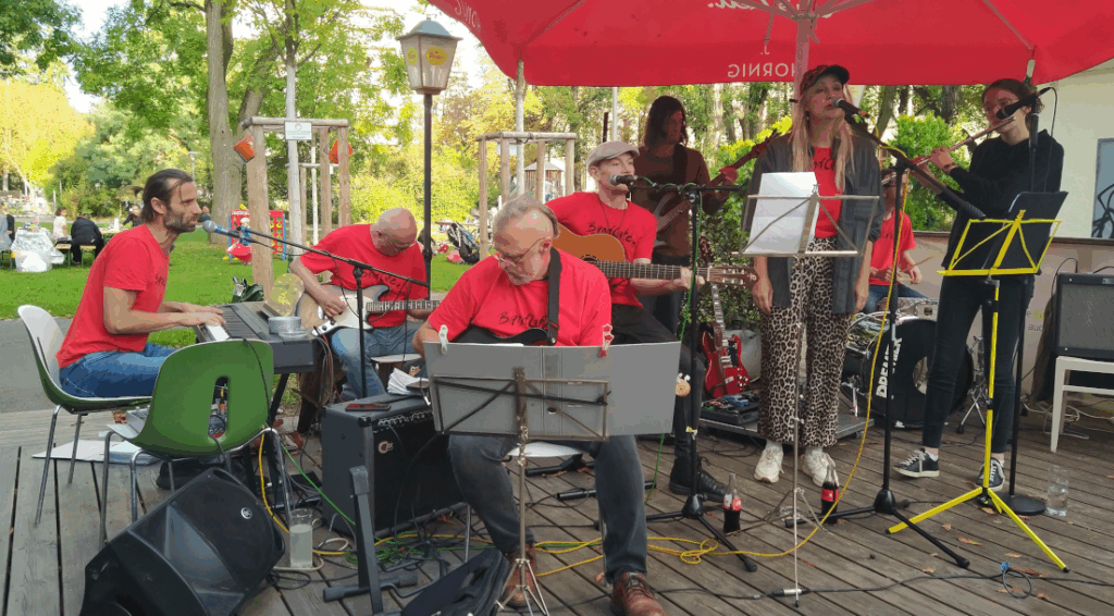 Das Bandcafe auf der Bühne vor dem Café Zapo im Park am Hasnerplatz.