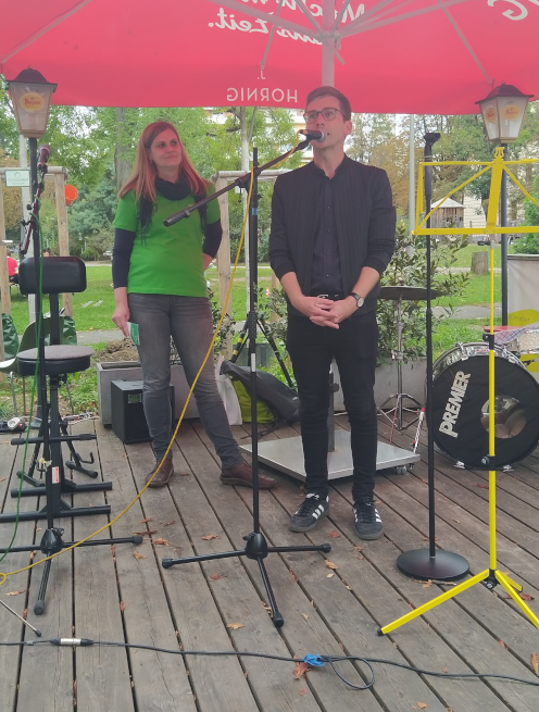 Sonja Mühlberger (Obfrau Stellvertreterin, li.) und Stadtrat Robert Krotzer (re.) eröffnen "Beim Reden kommen die Leut zsamm" 2024
