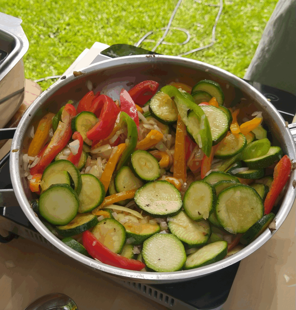 Zu sehen ist eine bunte Gemüsepfanne, die beim, Grillfest im Achterbahn-Garten 2024 zubereitet wurde.